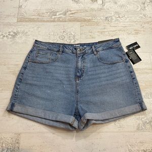 Hot Topic Denim Light Wash Ultra High Rise Relaxed Mom Jean Shorts Size 13